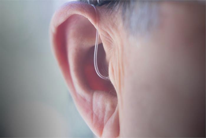 Come eliminare il cerume dagli apparecchi acustici senza danneggiarli